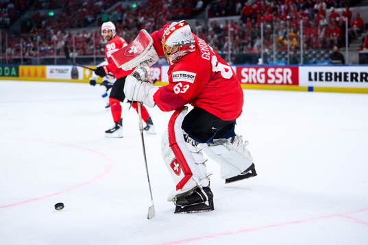 Leonardo Genoni of Switzerland