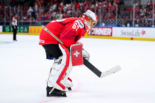 Leonardo Genoni of Switzerland