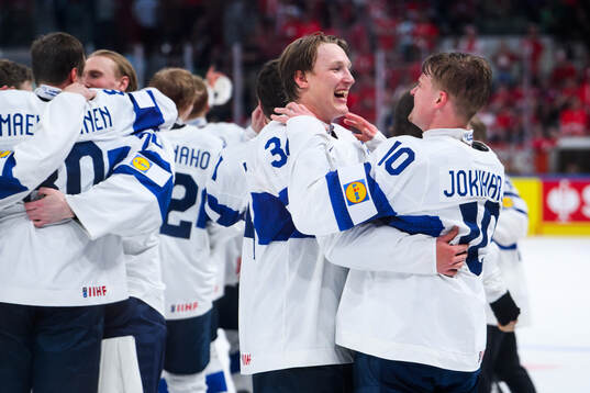 Aatu Räty and Henri Jokiharju of Finland celebrate