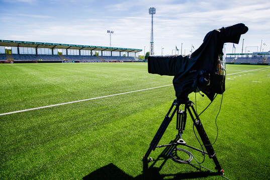 En TV-kamera på Hitachi Energy Arena