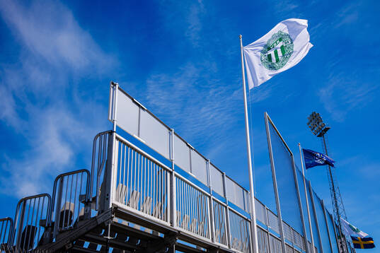 En flagga vid Hitachi Energy Arena med Västerås logotyp