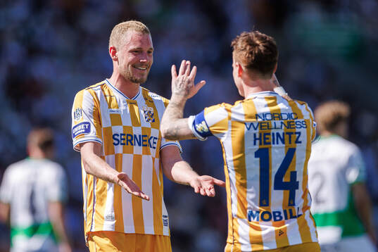 IFK Göteborgs Adam Bergmark Wiberg och Tobias Heintz jublar