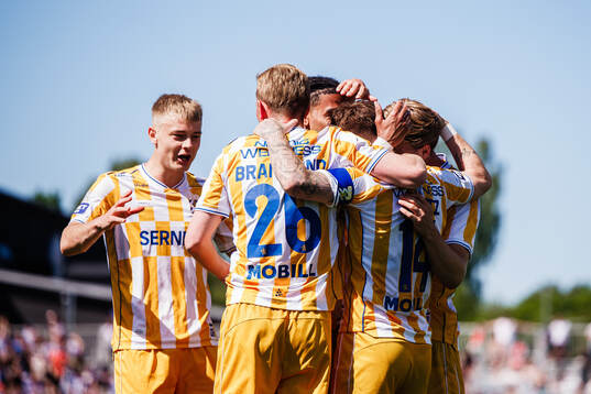 IFK Göteborgs Tobias Heintz jublar med lagkamrater