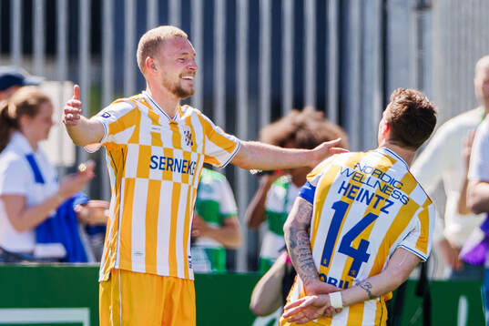 IFK Göteborgs Adam Bergmark Wiberg jublar med Tobias Heintz