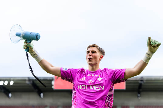 IFK Norrköpings målvakt Theo Krantz jublar