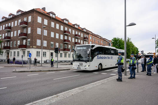 Norrköpings supportrars bussar eskorteras iväg från