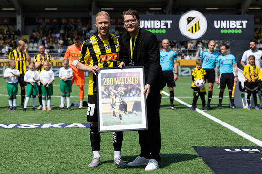 Häckens Mikkel Rygaard Jensen uppvaktas för att ha spelat