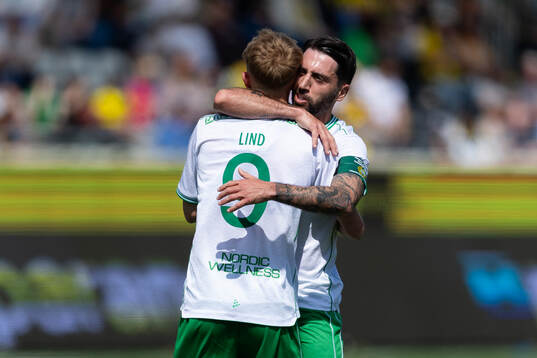 Hammarbys Victor Lind jublar ihop med Nahir Besara