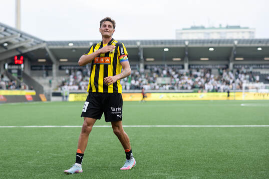 Häckens Silas Andersen jublar framför klacken
