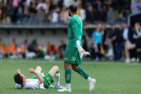 Hammarbys Noah Persson och målvakt Warner Hahn deppar