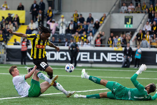Häckens Jeremy Agbonifo mot Hammarbys Frederik Winther och