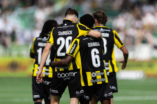 Häckens Adrian Svanbäck jublar ihop med Abdoulaye Doumbia