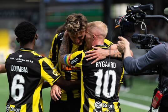 Häckens Silas Andersen jublar ihop med Abdoulaye Doumbia