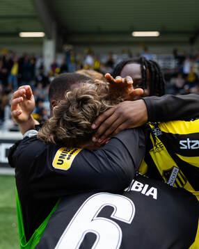 Häckens Silas Andersen jublar ihop med Abdoulaye Doumbia,