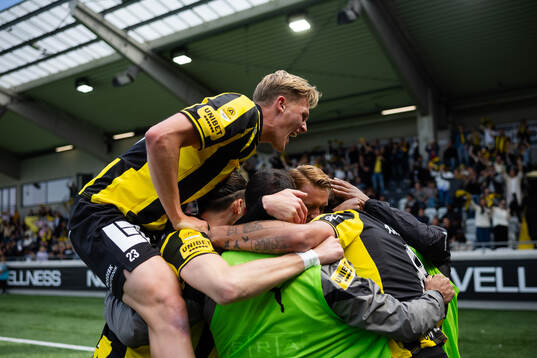 Häckens Silas Andersen jublar ihop med lagkamrater