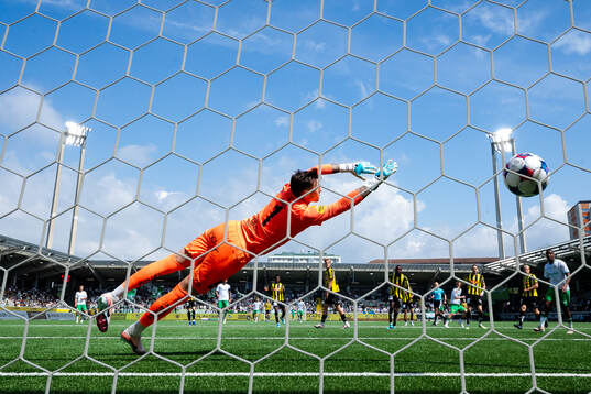 Hammarbys Victor Lind skjuter 0-1 i mål bakom Häckens