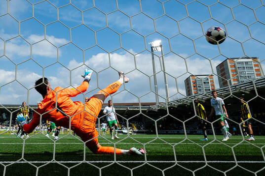 Hammarbys Victor Lind skjuter 0-2 i mål bakom Häckens
