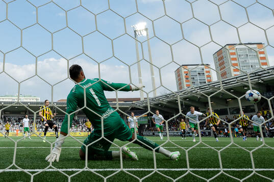 Häckens Amor Layouni reducerar till 1-2 på Hammarbys