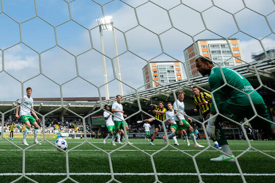 Häckens Silas Andersen skjuter 2-2 på Hammarbys målvakt