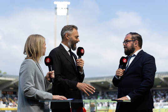 s Petra Svensson, Olof Lundh och Alexander Axén i studion
