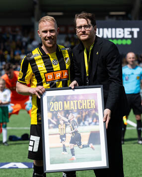 Häckens Mikkel Rygaard Jensen uppvaktas för att ha spelat