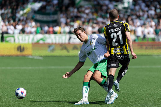 Hammarbys Hampus Skoglund tacklar Häckens Adam Lundkvist