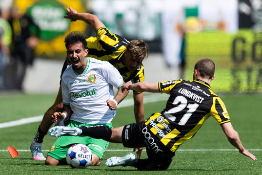 Häckens Silas Andersen och Adam Lundkvist tacklar