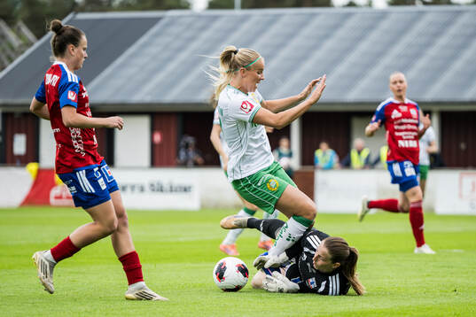 Hammarbys Stina Lennartsson och Vittsjös målvakt Elin