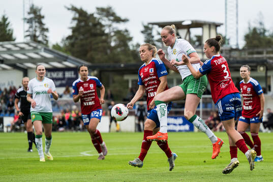 Vittsjös Nellie Persson, Hammarbys Emilie Bragstad och