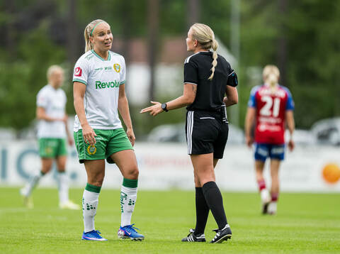 Hammarbys Stina Lennartsson i samtal med domaren