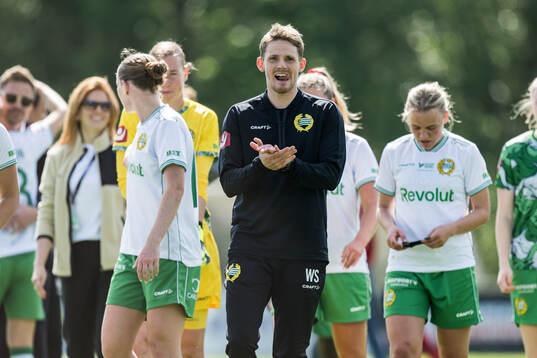 Hammarbys tränare William Strömberg jublar