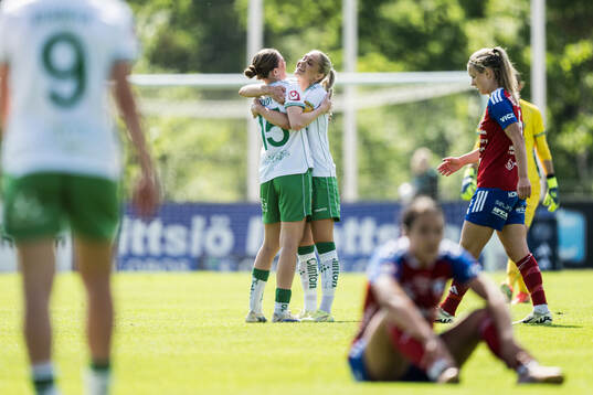 Hammarbys Sofia Reidy och Alice Carlsson jublar
