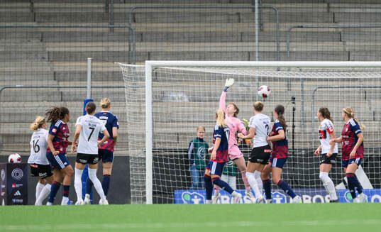 Brommapojkarnas Ellen Gibson gör 0-2 på Rosengårds