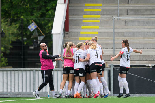 Brommapojkarnas Ellen Gibson jublar