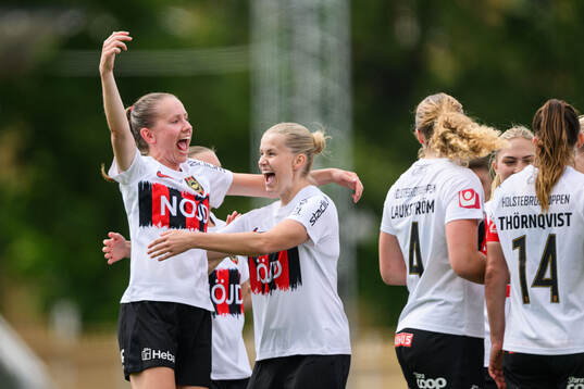 Brommapojkarnas Ida Bengtsson och Amanda Wulff jublar