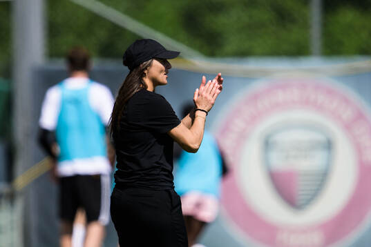 Häckens tränare Elena Sadiku