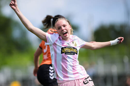 Häckens Thelma Pálmadottir jublar