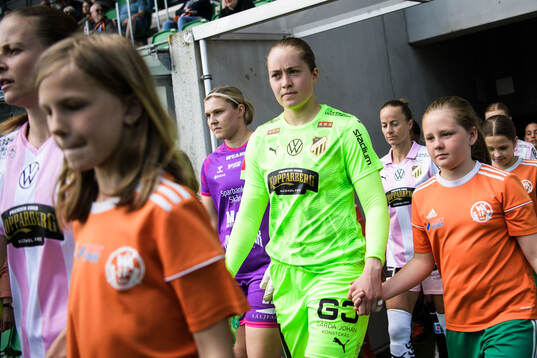 Kristianstads målvakt Moa Olsson och Häckens målvakt