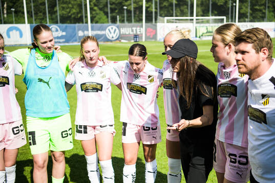 Häckens spelare jublar
