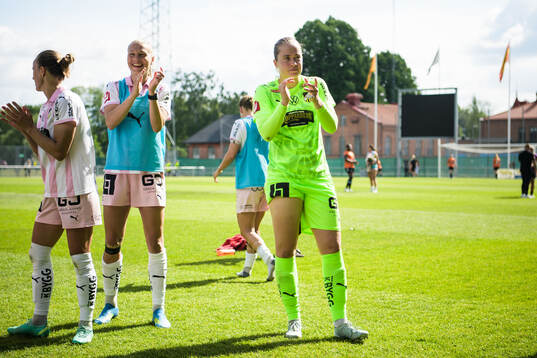 Häckens målvakt Fanney Inga Birkisdottir jublar