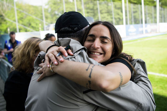 Häckens tränare Elena Sadiku jublar