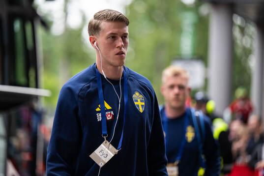 Alexander Bernhardsson of Sweden arrives
