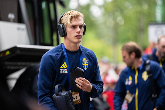 Lucas Bergvall of Sweden arrives