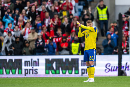 Eric Smith of Sweden looks dejected