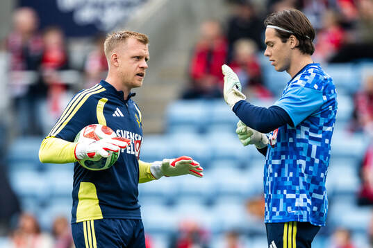 Goalkeeper coach Linus Kandolin and goalkeeper Jacob Widell