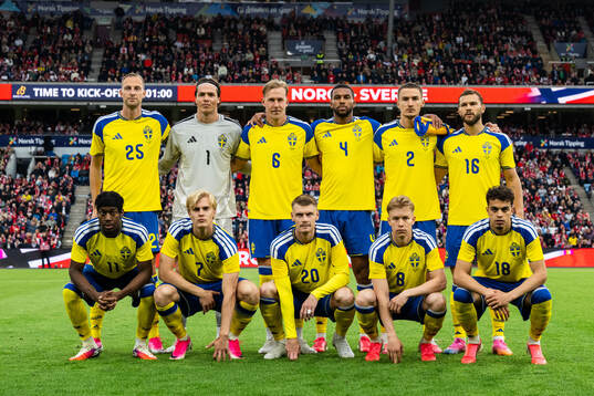 Gustaf Nilsson, goalkeeper Jacob Widell Zetterström,