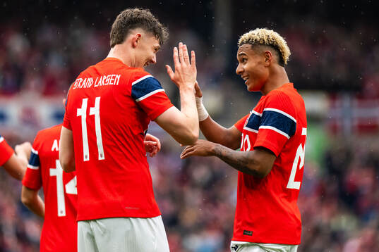 Jørgen Strand Larsen and Antonio Nusa celebrate