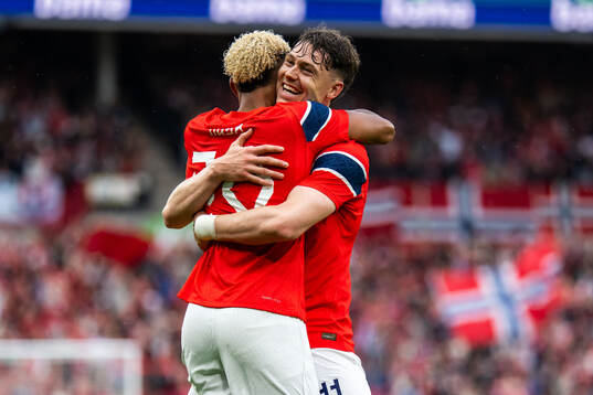 Antonio Nusa of Norway celebrates with Jørgen Strand Larsen