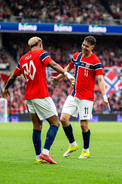 Antonio Nusa of Norway celebrates with Jørgen Strand Larsen