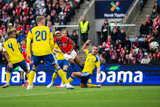 Antonio Nusa of Norway scores 2-0 behind Isak Hien and